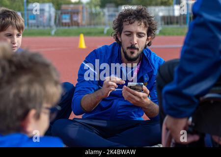 Pista di atletica Gabre Gabric, Brescia, Italia, 01 ottobre 2022, Allenatore scolastico FISPES durante i Campionati Italiani di Parathletics - finali nazionali - Atletica Italiana Foto Stock