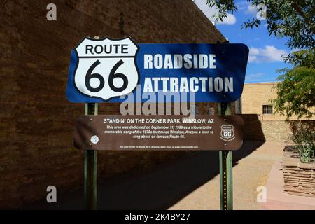 Route 66 Roadside Attraction segno dedicato a Standin' on the Corner a Winslow, Arizona Foto Stock