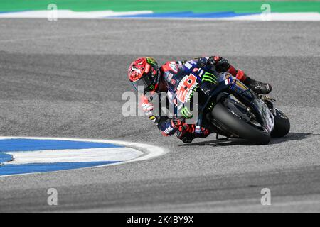 Buriram, Thailandia. 01st Ott 2022. Fabio Quartararo di Francia e Monster Energy Yamaha MotoGP visti in azione durante il MotoGP di Thailandia - Qualifiche al Chang International Circuit di Buriram. (Foto di Amphol Thongmueangluang/SOPA Images/Sipa USA) Credit: Sipa USA/Alamy Live News Foto Stock