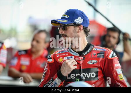 Buriram, Thailandia. 01st Ott 2022. Francesco Bagnaia e il Ducati Lenovo Team festeggiano il terzo posto al termine delle prove di qualificazione MotoGP durante il MotoGP della Thailandia - Qualifiche al Chang International Circuit di Buriram. (Foto di Amphol Thongmueangluang/SOPA Images/Sipa USA) Credit: Sipa USA/Alamy Live News Foto Stock