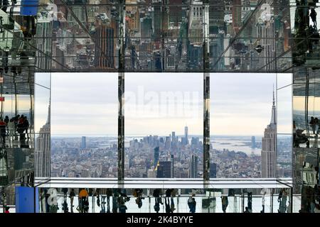 New York City - 24 ottobre 2021: Skyline di New York come si vede nei riflessi di uno Vanderbilt. Foto Stock