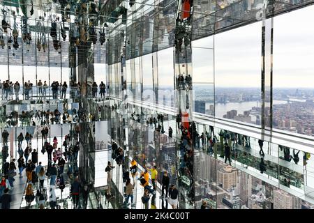 New York City - 24 ottobre 2021: Skyline di New York come si vede nei riflessi di uno Vanderbilt. Foto Stock