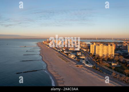 Vista aerea lungo Coney Island a Brooklyn, New York all'alba. Foto Stock