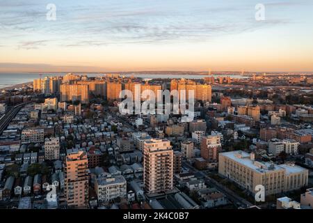 Vista aerea lungo Coney Island a Brooklyn, New York all'alba. Foto Stock