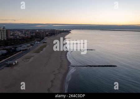 Vista aerea lungo Coney Island a Brooklyn, New York all'alba. Foto Stock