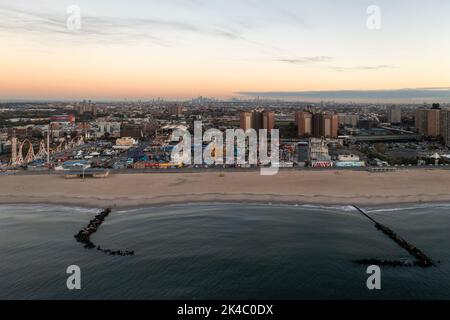 Vista aerea lungo Coney Island a Brooklyn, New York all'alba. Foto Stock