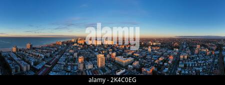 Vista aerea lungo Coney Island a Brooklyn, New York all'alba. Foto Stock