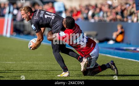 Londra, Regno Unito. 01st Ott 2022. Max Malins of Saracens è combattuta da Kini Murimurivalu di Leicester Tigers durante la partita di rugby Gallagher Premiership tra Saracens e Leicester Tigers allo StoneX Stadium, Londra, Inghilterra il 1 ottobre 2022. Foto di Phil Hutchinson. Solo per uso editoriale, licenza richiesta per uso commerciale. Non è utilizzabile nelle scommesse, nei giochi o nelle pubblicazioni di un singolo club/campionato/giocatore. Credit: UK Sports Pics Ltd/Alamy Live News Foto Stock
