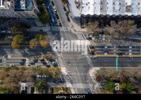 New York - 23 ottobre 2021: Vista aerea del paesaggio stradale lungo Ocean Parkway a Brooklyn, New York. Foto Stock