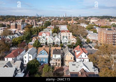 New York - 23 ottobre 2021: Vista aerea del paesaggio stradale lungo Ocean Parkway a Brooklyn, New York. Foto Stock