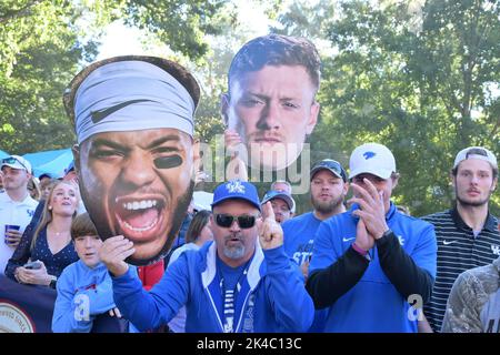 Oxford, MS, Stati Uniti. 01st Ott 2022. I tifosi del Kentucky Wildcats allietano al SEC ESPN Morning show prima del gioco tra l'Università del Kentucky Wildcats e la University of Mississippi ribelli al Vaught Hemingway Stadium di Oxford, MS. Patrick Green/CSM/Alamy Live News Foto Stock