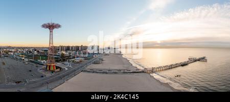 New York - 28 ottobre 2021: Vista aerea lungo Coney Island a Brooklyn, New York all'alba. Foto Stock