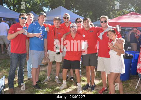 Oxford, MS, Stati Uniti. 01st Ott 2022. Il Grove tailgate party Mississippi ribelli tifosi che celebrano il pre-partita tra la University of Kentucky Wildcats e la University of Mississippi ribelli al Vaught Hemingway Stadium di Oxford, MS. Patrick Green/CSM/Alamy Live News Foto Stock