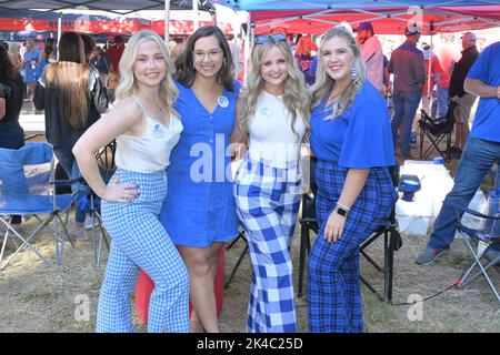 Oxford, MS, Stati Uniti. 01st Ott 2022. La festa di sarting Grove tifosi del Kentucky Wildcats festeggia il pre-partita tra la University of Kentucky Wildcats e la University of Mississippi ribelli al Vaught Hemingway Stadium di Oxford, MS. Patrick Green/CSM/Alamy Live News Foto Stock