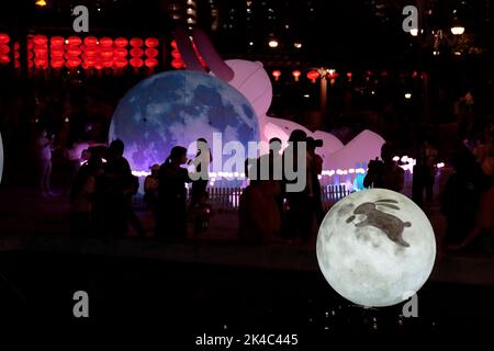 I membri mascherati del pubblico godono della lanterna e della mostra di modelli di festival a Shatin Park, New Territories, Hong Kong 12th settembre 2022 Foto Stock