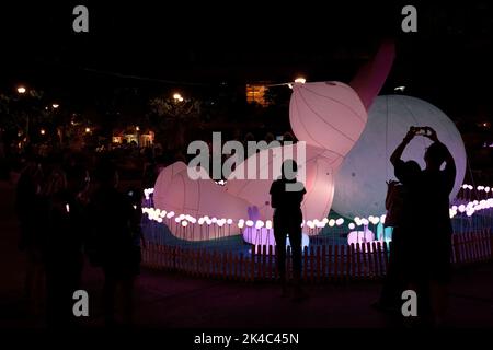 I membri mascherati del pubblico godono della lanterna e della mostra di modelli di festival a Shatin Park, New Territories, Hong Kong 12th settembre 2022 Foto Stock