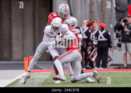 Columbus, Ohio, Stati Uniti. 1st Ott 2022. Il ricevitore di Rutgers Scarlet Knights, Sean Ryan (5), è stato affrontato dall'Ohio state Buckeyes linebacker Steele Chambers (22) dopo aver preso un passaggio durante la partita tra i Rutgers Scarlett Knights e l'Ohio state Buckeyes all'Ohio Stadium, Columbus, Ohio. (Credit Image: © Scott Stuart/ZUMA Press Wire) Foto Stock