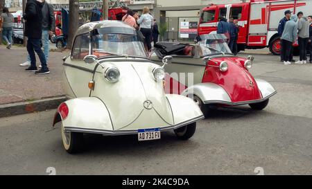 Vecchia economia classica 1950s Messerschmitt KR200 Kabinenroller coupé e KR201 roadster una porta tre ruote tedesco micro auto parcheggiate in strada. Foto Stock