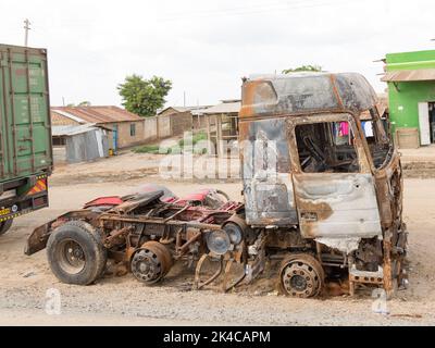 Un camion bruciato sul lato della strada a Mombasa, Kenya Foto Stock