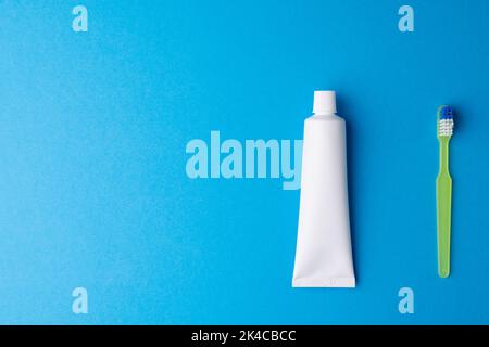 Immagine dello spazzolino e del dentifricio sulla superficie blu Foto Stock