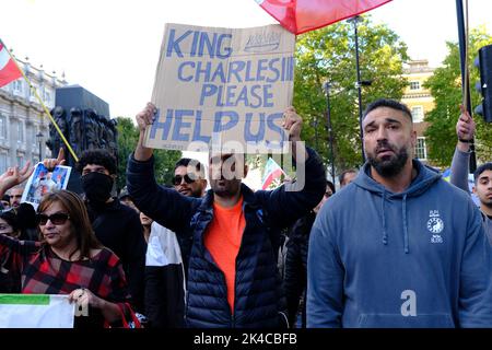 Londra, Regno Unito. 1st ottobre 2022. Un manifestante invia un appello al re Carlo III Migliaia di manifestanti sono scesi in piazza per il terzo fine settimana consecutivo dopo la morte di Mahsa (Jina) Amini in custodia di polizia, dopo che è stata detenuta per essere stata 'vestita in modo inappropriato'. I manifestanti si riunirono inizialmente in Trafalgar Square e successivamente marciarono attraverso Whitehall fino a Parliament Square. Credit: Undicesima ora di Fotografia/Alamy Live News Foto Stock