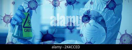Coronavirus verde su sfondo bianco contro lo scienziato in tuta protettiva con sostanze chimiche pericolose in matraccio. Test per Coronavirus, pandemia globale Foto Stock