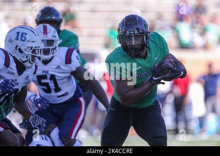 01 ottobre 2022: North Texas Mean Green running back Ikaika Ragsdale (6) corre con la palla durante la seconda metà della partita di calcio NCAA tra le Florida Atlantic University Owls e l'Università del North Texas Mean Green allo stadio Apogee di Denton, {Stato/Provincia}. Ron Lane/CSM Foto Stock