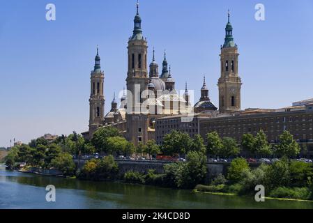 Zaragoza, Spagna - Basílica de Nuestra Señora del Pilar organo da Puente de Santiago Foto Stock