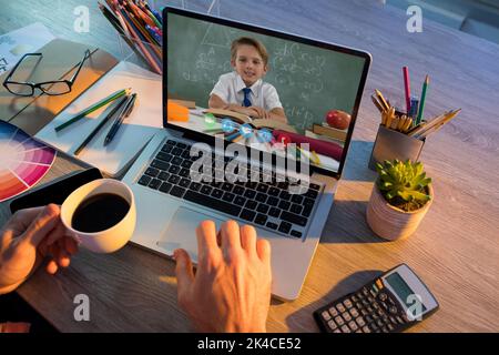 Durante una videochiamata con un insegnante di sesso maschile, sullo schermo del laptop viene visualizzato l'apprendimento di un scolaro caucasico. Formazione in linea che rimane nel paese nell'isolamento di auto durante Foto Stock