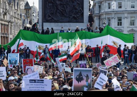 Londra, Regno Unito. 1st ottobre 2022. Migliaia di iraniani e altri manifestanti si sono riuniti a Trafalgar Square chiedendo giustizia per Mahsa Amini e libertà per l'Iran. Credit: Vuk Valcic/Alamy Live News Foto Stock