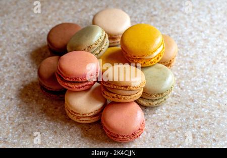 Ancora vita di croccanti amaretti di meringa ripieni di cremoso ripieno di sapori diversi Foto Stock