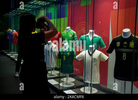 Doha. 1st Ott 2022. La gente partecipa all'apertura della mostra 'World of Football' al 3-2-1 Qatar Olympic and Sports Museum di Doha, Qatar, il 1 ottobre 2022. Credit: Nikku/Xinhua/Alamy Live News Foto Stock