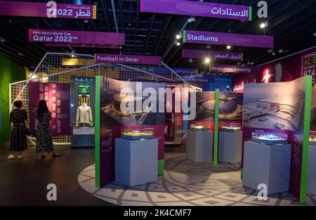 Doha. 1st Ott 2022. La gente partecipa all'apertura della mostra 'World of Football' al 3-2-1 Qatar Olympic and Sports Museum di Doha, Qatar, il 1 ottobre 2022. Credit: Nikku/Xinhua/Alamy Live News Foto Stock