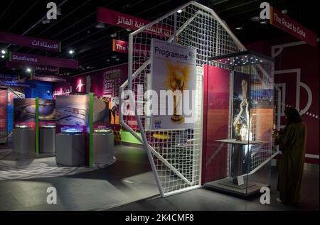 Doha. 1st Ott 2022. La gente partecipa all'apertura della mostra 'World of Football' al 3-2-1 Qatar Olympic and Sports Museum di Doha, Qatar, il 1 ottobre 2022. Credit: Nikku/Xinhua/Alamy Live News Foto Stock