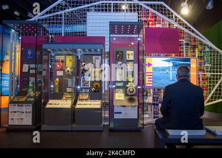 Doha. 1st Ott 2022. La gente partecipa all'apertura della mostra 'World of Football' al 3-2-1 Qatar Olympic and Sports Museum di Doha, Qatar, il 1 ottobre 2022. Credit: Nikku/Xinhua/Alamy Live News Foto Stock