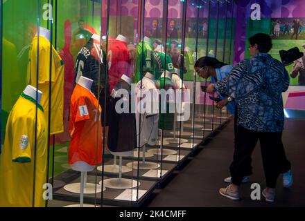 Doha. 1st Ott 2022. La gente partecipa all'apertura della mostra 'World of Football' al 3-2-1 Qatar Olympic and Sports Museum di Doha, Qatar, il 1 ottobre 2022. Credit: Nikku/Xinhua/Alamy Live News Foto Stock