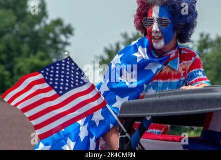 Eau Claire MI USA, 4 2022 luglio; Un uomo molto patriottico vestito di rosso bianco e blu, ha anche i suoi capelli e la faccia dipinta per il 4th luglio Foto Stock