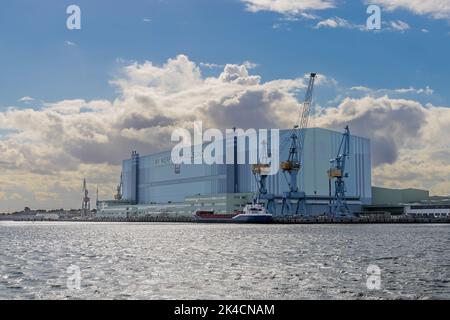 Stralsund, Germania, settembre 15 2022, MV Werften Stralsund, cantiere navale tedesco, ripresa dal mare, con spazio copia Foto Stock