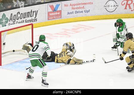 Chris Jandric (7), difensore del North Dakota Fighting Hawks, spara e segna nel corso di una partita di hockey maschile NCAA tra l'Università di Manitoba Bison e l'Università del North Dakota Fighting Hawks presso la Ralph Engelstad Arena, Grand Forks, ND, sabato 1 ottobre 2022. Di Russell Hons/CSM Foto Stock