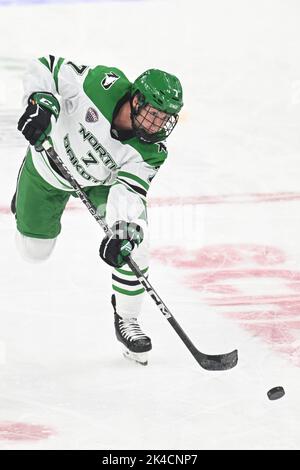 Chris Jandric (7), difensore dei Fighting Hawks del North Dakota, spara il disco durante una partita di hockey maschile NCAA tra l'Università di Manitoba Bison e l'Università del North Dakota Fighting Hawks presso la Ralph Engelstad Arena, Grand Forks, ND, sabato 1 ottobre 2022. Di Russell Hons/CSM Foto Stock