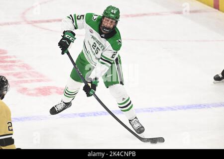 Il difensore del North Dakota Fighting Hawks Tyler Kleven (25) spara il puck durante una partita di hockey da uomo dell'NCAA tra l'Università di Manitoba Bison e l'Università del North Dakota Fighting Hawks presso la Ralph Engelstad Arena, Grand Forks, North Dakota, sabato 1 ottobre 2022. Di Russell Hons/CSM Foto Stock