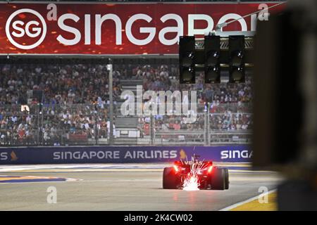 Singapore. 1st Ott 2022. Il pilota monegasco della Ferrari Charles Leclerc guida durante il turno di qualificazione della Formula uno Singapore Grand Prix Night Race che si terrà presso il circuito di Marina Bay Street il 1 ottobre 2022. Credit: Allora Chih Wey/Xinhua/Alamy Live News Foto Stock