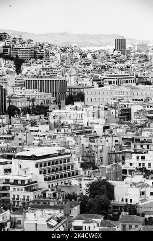 Una scala di grigi verticale di un paesaggio urbano con edifici in bianco e nero Foto Stock