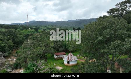 Una vista aerea della città di una piccola casa nel campo verde di Jos, Nigeria dall'alto Foto Stock