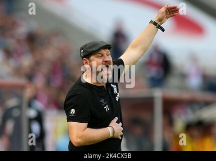 Koeln, Germania. 01st Ott 2022. Steffen Baumgart, allenatore di Colonia, si è recato durante la partita di calcio della Bundesliga tedesca tra il FC Colonia e Borussia Dortmund a Colonia. (Punteggio finale: Köln 3:2 Borussia Dortmund) Credit: SOPA Images Limited/Alamy Live News Foto Stock