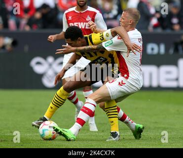 Koeln, Germania. 01st Ott 2022. Ondrej Duda di Colonia, (R), e Jude Bellingham di Dortmund, (L), in azione durante la partita di calcio della Bundesliga tedesca tra il FC Cologne e Borussia Dortmund di Colonia. (Punteggio finale: Köln 3:2 Borussia Dortmund) Credit: SOPA Images Limited/Alamy Live News Foto Stock