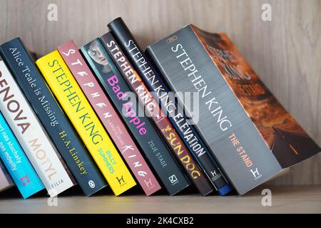 Fila di Stephen King libri tra cui quattro oltre la mezzanotte, la metà  scura, Stand, Turno di notte, miseria e quattro romanzi di Stephen King  Foto stock - Alamy