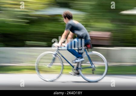 giovane uomo in bicicletta, a cavallo di una domenica, foto con sfondo spazzato e fuori fuoco, messico Foto Stock