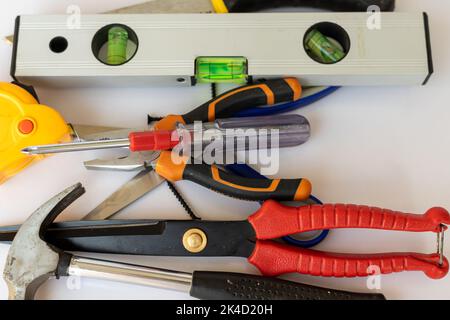 vari strumenti e strumenti di ristrutturazione su sfondo bianco isolato Foto Stock