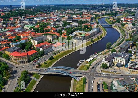 Fiume Neris e Mindaugas ponte a Vilnius, Lituania, vista aerea Foto Stock